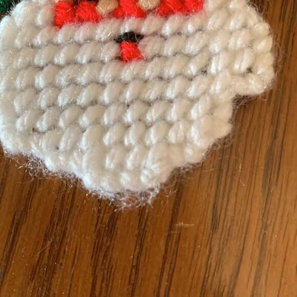 Kitschy handmade yarn Santa Face pin - Picture 4 of 4